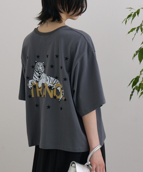 TRANOI（トラノイ）の「TRANOI. TIGER TRANOI.T（Tシャツ/カットソー・レディース・ホワイト/チャコールグレー/ブルー・FREE）」の3枚目の写真