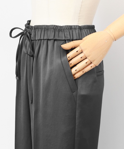 URBAN RESEARCH ROSSO WOMEN(アーバンリサーチ ロッソ)の「サテンイージーパンツ(その他パンツ・レディース・チャコールグレー/ブラウン・FREE)」の15枚目の写真