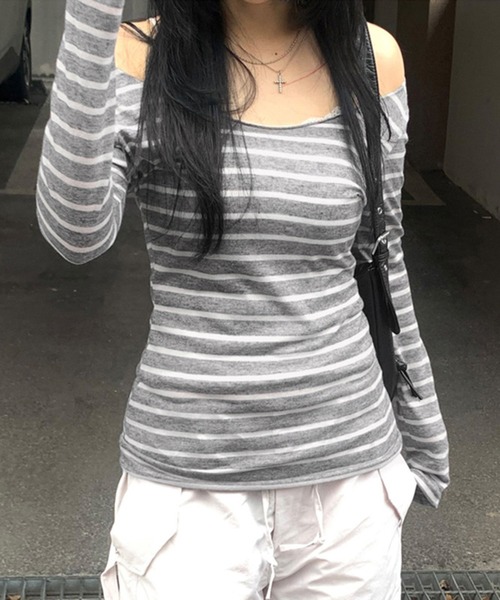 MEMECLE(メメクル)の「【 MEMECLE / メメクル 】レトロストライプ オフショルダーフィット Tシャツ(Tシャツ/カットソー・レディース・ダークグレー/グレー/ブルー・S/M)」の4枚目の写真