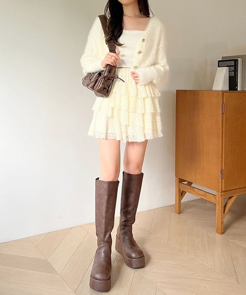 one after another NICE CLAUP（ワンアフターアナザーナイスクラップ）の「ゴールドボタンフェザーショートカーディガン（カーディガン/ボレロ・レディース・アイボリー/ライトピンク/ブラウン/モカ/サックスブルー・FREE）」の6枚目の写真