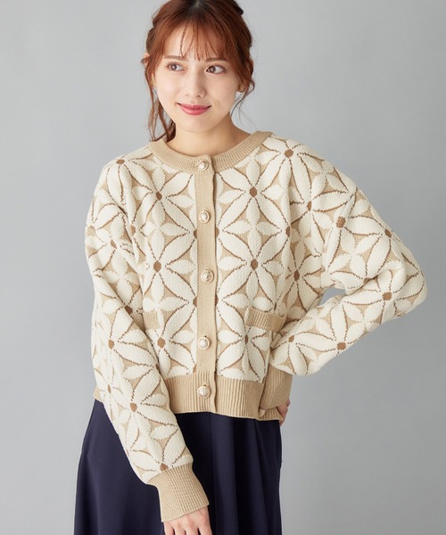 alotta(アロッタ)の「フラワー柄ジャガードニットカーディガン(カーディガン/ボレロ・レディース・ブラック/アイボリー・M/LL/L)」の5枚目の写真