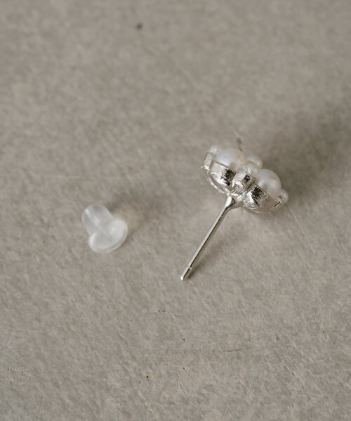 Actually（アクチュアリー）の「Pearl Mini Pierce（ピアス（両耳用）・レディース・シルバー・フリー）」の3枚目の写真
