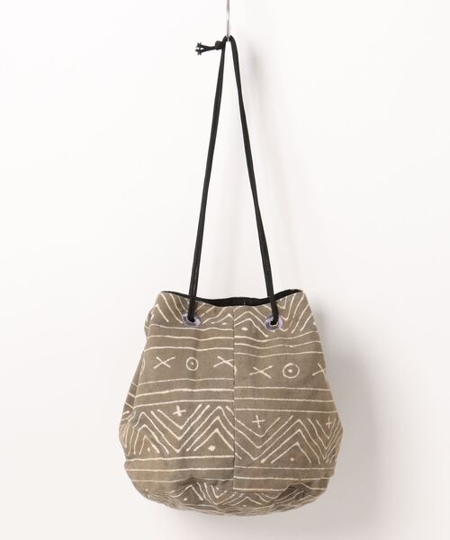 UNBILLION(アンビリオン)の「アフリカンスクエアー AFRICANSQUARE / 泥染め巾着(ショルダーバッグ・レディース・グレー・FREE)」の5枚目の写真