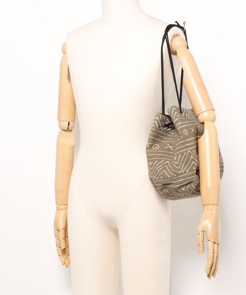 UNBILLION(アンビリオン)の「アフリカンスクエアー AFRICANSQUARE / 泥染め巾着(ショルダーバッグ・レディース・グレー・FREE)」の8枚目の写真