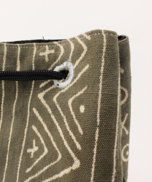 UNBILLION(アンビリオン)の「アフリカンスクエアー AFRICANSQUARE / 泥染め巾着(ショルダーバッグ・レディース・グレー・FREE)」の3枚目の写真