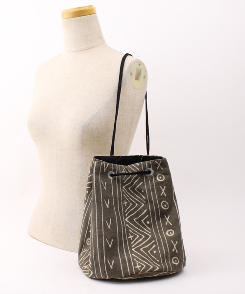 UNBILLION(アンビリオン)の「アフリカンスクエアー AFRICANSQUARE / 泥染め巾着(ショルダーバッグ・レディース・グレー・FREE)」の4枚目の写真