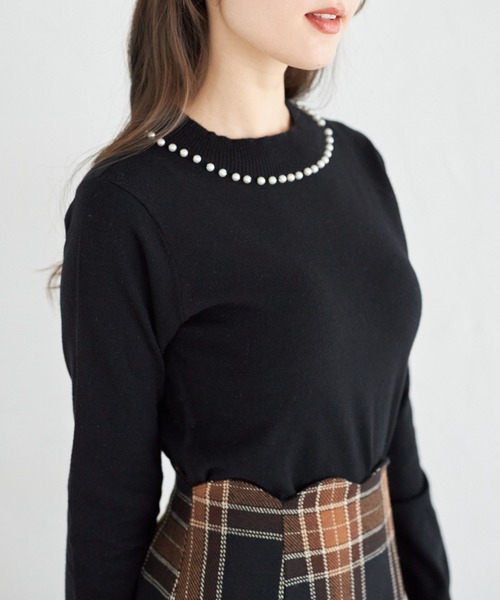 tocco closet(トッコ クローゼット)の「パール付きプチハイネックニットプルオーバー(ニット/セーター・レディース・ブラック/オフホワイト/ピンク・M)」の2枚目の写真