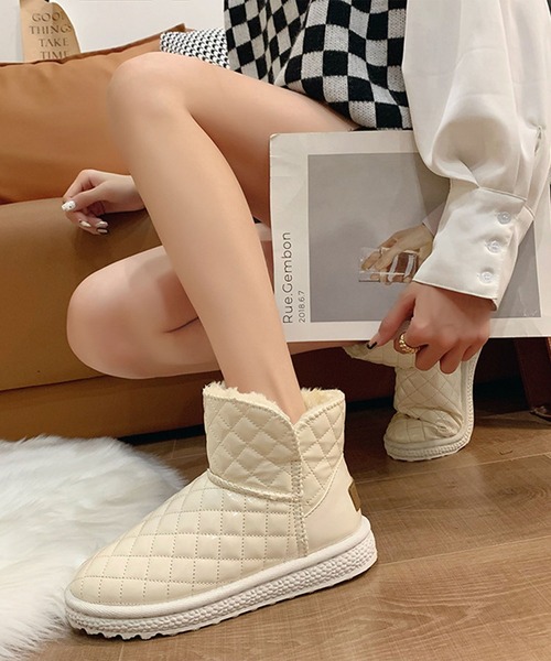 shoes365(シューズスリーシックスファイヴ)の「【shoes365】キルティング内ボアショートブーツ(ブーツ・レディース・ブラック/ホワイト・23.0cm/23.5cm/24.0cm/24.5cm/25.0cm/25.5cm)」の1枚目の写真