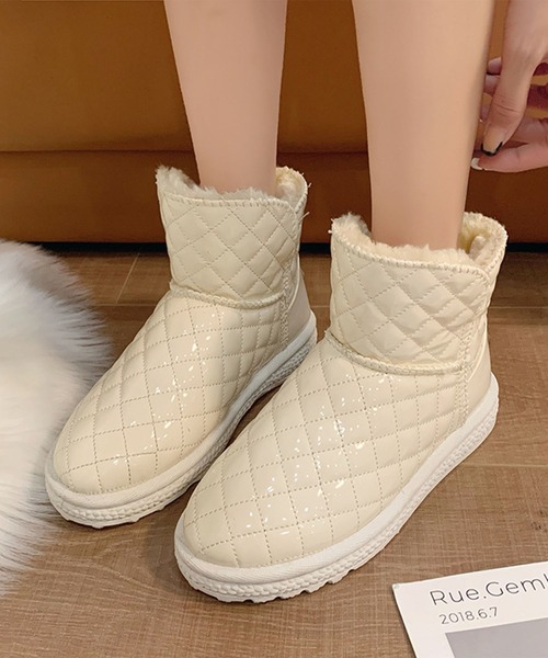 shoes365(シューズスリーシックスファイヴ)の「【shoes365】キルティング内ボアショートブーツ(ブーツ・レディース・ブラック/ホワイト・23.0cm/23.5cm/24.0cm/24.5cm/25.0cm/25.5cm)」の5枚目の写真
