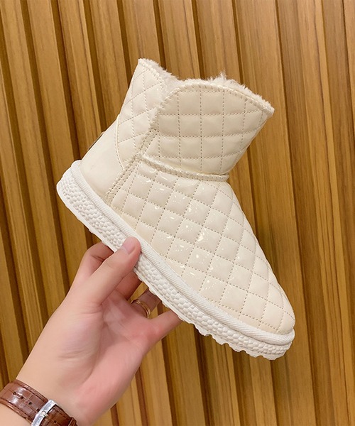 shoes365(シューズスリーシックスファイヴ)の「【shoes365】キルティング内ボアショートブーツ(ブーツ・レディース・ブラック/ホワイト・23.0cm/23.5cm/24.0cm/24.5cm/25.0cm/25.5cm)」の6枚目の写真
