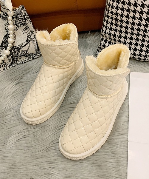 shoes365(シューズスリーシックスファイヴ)の「【shoes365】キルティング内ボアショートブーツ(ブーツ・レディース・ブラック/ホワイト・23.0cm/23.5cm/24.0cm/24.5cm/25.0cm/25.5cm)」の11枚目の写真