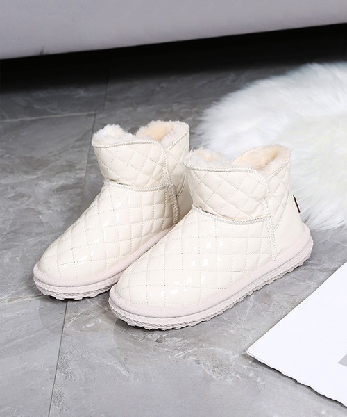 shoes365(シューズスリーシックスファイヴ)の「【shoes365】キルティング内ボアショートブーツ(ブーツ・レディース・ブラック/ホワイト・23.0cm/23.5cm/24.0cm/24.5cm/25.0cm/25.5cm)」の12枚目の写真