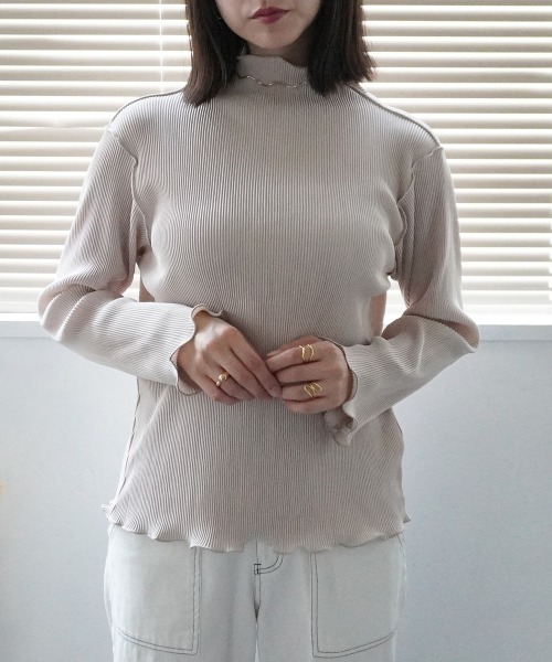 SELECT LEVERY(セレクトリベリー)の「2wayマットサテンプリーツプルオーバー(Tシャツ/カットソー・レディース・ブラック/グレイッシュベージュ/アイボリー・MEDIUM)」の3枚目の写真