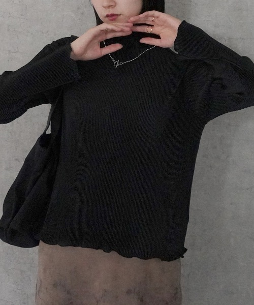SELECT LEVERY(セレクトリベリー)の「2wayマットサテンプリーツプルオーバー(Tシャツ/カットソー・レディース・ブラック/グレイッシュベージュ/アイボリー・MEDIUM)」の2枚目の写真