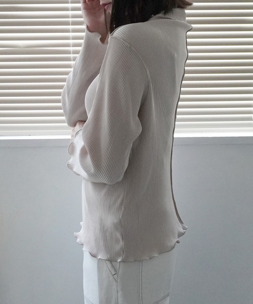 SELECT LEVERY(セレクトリベリー)の「2wayマットサテンプリーツプルオーバー(Tシャツ/カットソー・レディース・ブラック/グレイッシュベージュ/アイボリー・MEDIUM)」の7枚目の写真