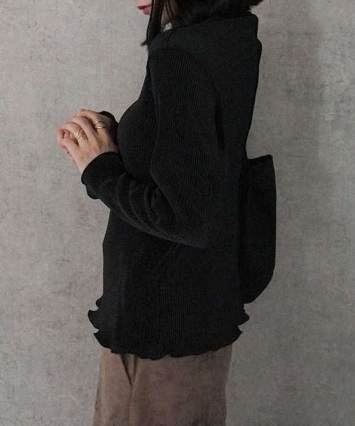 SELECT LEVERY(セレクトリベリー)の「2wayマットサテンプリーツプルオーバー(Tシャツ/カットソー・レディース・ブラック/グレイッシュベージュ/アイボリー・MEDIUM)」の15枚目の写真