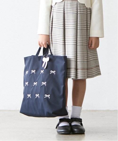 petit main（プティマイン）の「刺しゅうレッスンバッグ（トートバッグ・キッズ・ネイビー/ラベンダー・F）」の2枚目の写真