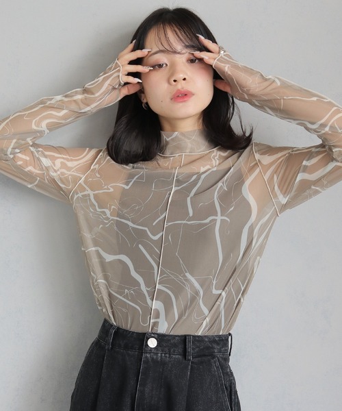 cheriella(シェリエラ)の「【cheriella】累計6000枚販売!!フィンガーホールマーブルハイネックシアートップス長袖 OVER 6000 SOLD! FINGER HOLE MARBLE HIGH-NECK SHEER LONG TOPS(Tシャツ/カットソー・レディース・グレー/ブルーグリーン/ワイン/グレイッシュベージュ/ブラック/ブルー・M)」の4枚目の写真
