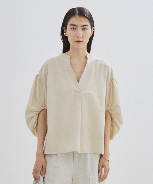 SALON adam et rope'（サロン アダム エ ロペ）の「【ZOZOTOWN限定】パフスリーブスキッパーブラウス（シャツ/ブラウス・レディース・ホワイト/ライトブルー/ネイビー/カーキ/スモークピンク/ライトベージュ・マルチサイズ）」の2枚目の写真