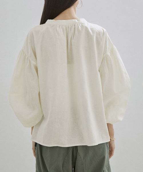 SALON adam et rope'（サロン アダム エ ロペ）の「【ZOZOTOWN限定】パフスリーブスキッパーブラウス（シャツ/ブラウス・レディース・ホワイト/ライトブルー/ネイビー/カーキ/スモークピンク/ライトベージュ・マルチサイズ）」の9枚目の写真