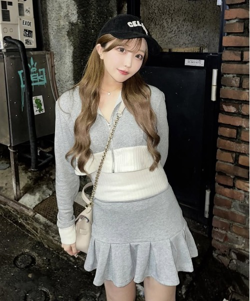 ALLuRing ChaRm(アリュリングチャーム)の「【2点セット】Bycolor Hoodie Set Up / バイカラーフーディーセットアップ(パーカー・レディース・グレー/ブラック・FREE)」の2枚目の写真