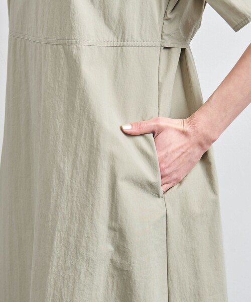 UNITED ARROWS（ユナイテッドアローズ）の「オープン バックリボン ワンピース（ワンピース・レディース・ブラック/オリーブ・36/38）」の3枚目の写真