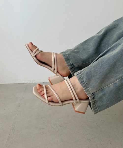 CLEA(クレア)の「ナローストラップサンダル(サンダル・レディース・ブラック/アイボリー・23.5cm/24.5/23.5/24.5cm)」の1枚目の写真