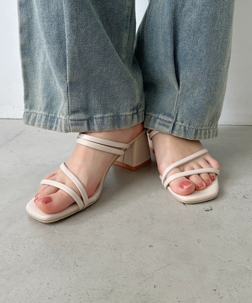 CLEA(クレア)の「ナローストラップサンダル(サンダル・レディース・ブラック/アイボリー・23.5cm/24.5/23.5/24.5cm)」の4枚目の写真