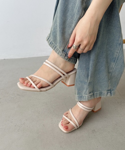 CLEA(クレア)の「ナローストラップサンダル(サンダル・レディース・ブラック/アイボリー・23.5cm/24.5/23.5/24.5cm)」の10枚目の写真