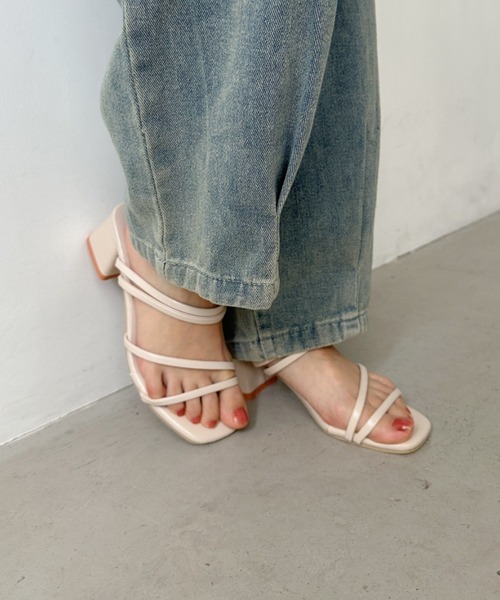 CLEA(クレア)の「ナローストラップサンダル(サンダル・レディース・ブラック/アイボリー・23.5cm/24.5/23.5/24.5cm)」の7枚目の写真