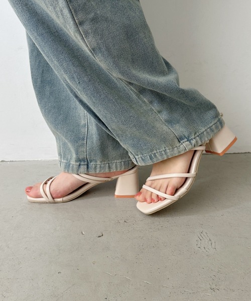 CLEA(クレア)の「ナローストラップサンダル(サンダル・レディース・ブラック/アイボリー・23.5cm/24.5/23.5/24.5cm)」の8枚目の写真