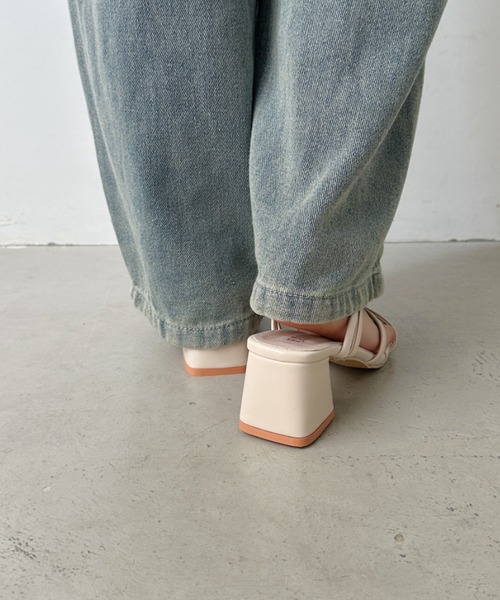 CLEA(クレア)の「ナローストラップサンダル(サンダル・レディース・ブラック/アイボリー・23.5cm/24.5/23.5/24.5cm)」の9枚目の写真