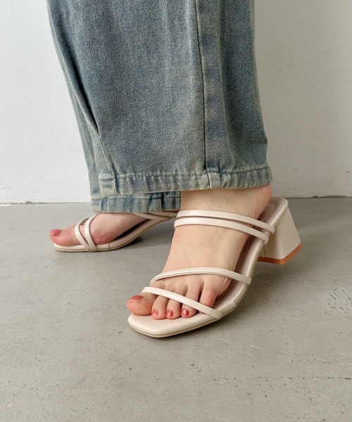 CLEA(クレア)の「ナローストラップサンダル(サンダル・レディース・ブラック/アイボリー・23.5cm/24.5/23.5/24.5cm)」の5枚目の写真