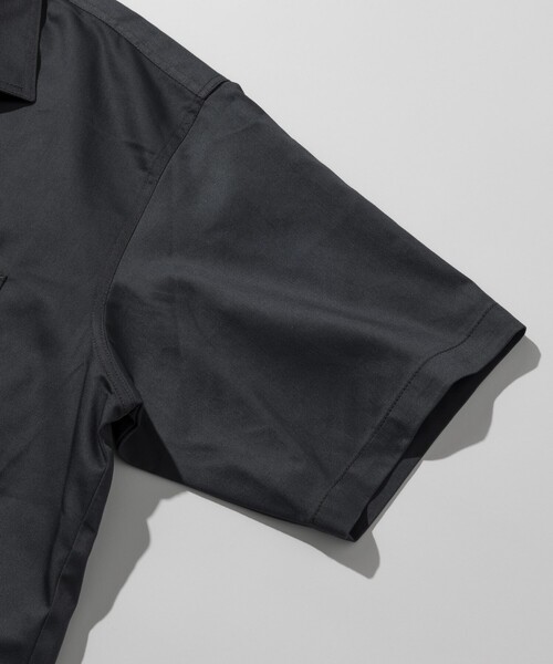 RED KAP(レッドキャップ)の「RED KAP/レッドキャップ 別注 リラックスフィット ハーフジップ ワンポイントロゴ ソリッド半袖ツイルワークシャツ/SP H/Z SS SHIRT(シャツ/ブラウス・メンズ・ベージュ/チャコールグレー/ブラック・LARGE/MEDIUM)」の4枚目の写真