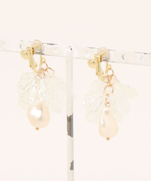 tone（トーン）の「【S.coeuf】【S.coeuf】金属アレルギー対応イヤリング　花びら×バロックパール　by2025(MA)（イヤリング・レディース・クリア/ホワイト・FREE）」の3枚目の写真