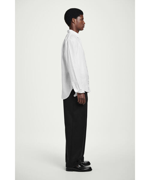 COS（コス）の「カーブヘム リネンシャツ（シャツ/ブラウス・メンズ・ホワイト・XL/L/M）」の3枚目の写真