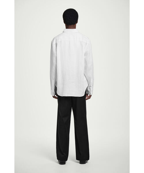 COS（コス）の「カーブヘム リネンシャツ（シャツ/ブラウス・メンズ・ホワイト・XL/L/M）」の4枚目の写真