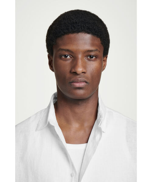 COS（コス）の「カーブヘム リネンシャツ（シャツ/ブラウス・メンズ・ホワイト・XL/L/M）」の5枚目の写真