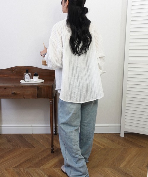 unnu（ユヌ）の「ワッフルシアー ルーズシャツ（シャツ/ブラウス・レディース・ホワイト/ブラック・F）」の5枚目の写真