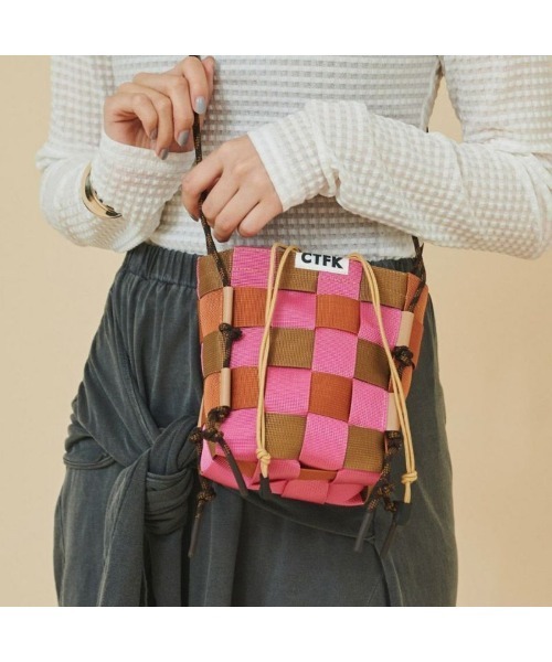 Kinetics(キネティクス)の「CONTROL FREAK TAPE WOVEN SHOULDER(コントロールフリーク テープウーブンショルダー)(ショルダーバッグ・レディース・ブラック/ベージュ/ピンク・ONE SIZE)」の6枚目の写真