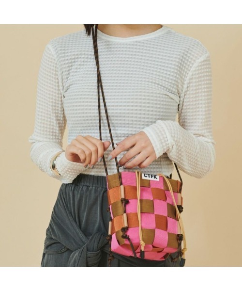 Kinetics(キネティクス)の「CONTROL FREAK TAPE WOVEN SHOULDER(コントロールフリーク テープウーブンショルダー)(ショルダーバッグ・レディース・ブラック/ベージュ/ピンク・ONE SIZE)」の5枚目の写真