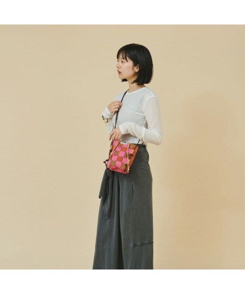 Kinetics(キネティクス)の「CONTROL FREAK TAPE WOVEN SHOULDER(コントロールフリーク テープウーブンショルダー)(ショルダーバッグ・レディース・ブラック/ベージュ/ピンク・ONE SIZE)」の4枚目の写真