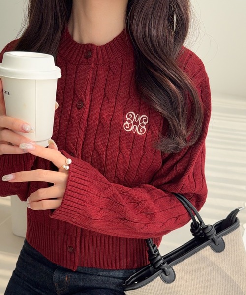 mily bilet(ミウィビレット)の「【mily bilet】ほんのり甘い新定番。胸刺繍ケーブル編みニットカーディガン(長袖)(カーディガン/ボレロ・レディース・バーガンディー/チャコールグレー/アイボリー・X-LARGE/SMALL/MEDIUM/LARGE)」の3枚目の写真