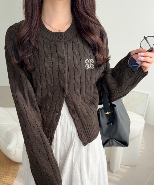 mily bilet(ミウィビレット)の「【mily bilet】ほんのり甘い新定番。胸刺繍ケーブル編みニットカーディガン(長袖)(カーディガン/ボレロ・レディース・バーガンディー/チャコールグレー/アイボリー・X-LARGE/SMALL/MEDIUM/LARGE)」の1枚目の写真