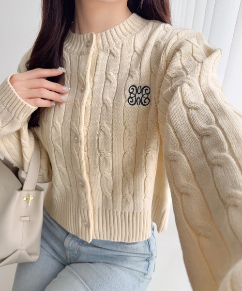 mily bilet(ミウィビレット)の「【mily bilet】ほんのり甘い新定番。胸刺繍ケーブル編みニットカーディガン(長袖)(カーディガン/ボレロ・レディース・バーガンディー/チャコールグレー/アイボリー・X-LARGE/SMALL/MEDIUM/LARGE)」の2枚目の写真