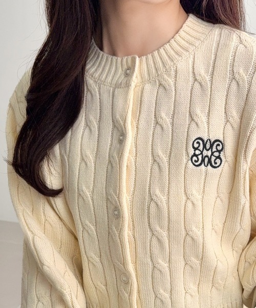 mily bilet(ミウィビレット)の「【mily bilet】ほんのり甘い新定番。胸刺繍ケーブル編みニットカーディガン(長袖)(カーディガン/ボレロ・レディース・バーガンディー/チャコールグレー/アイボリー・X-LARGE/SMALL/MEDIUM/LARGE)」の20枚目の写真