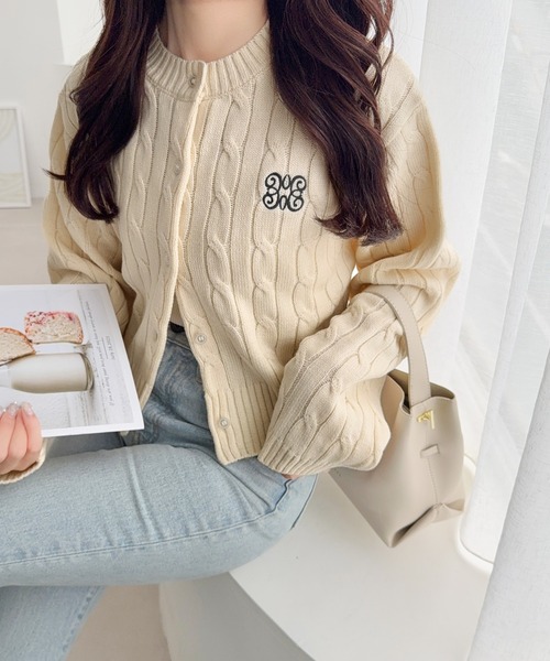 mily bilet(ミウィビレット)の「【mily bilet】ほんのり甘い新定番。胸刺繍ケーブル編みニットカーディガン(長袖)(カーディガン/ボレロ・レディース・バーガンディー/チャコールグレー/アイボリー・X-LARGE/SMALL/MEDIUM/LARGE)」の7枚目の写真