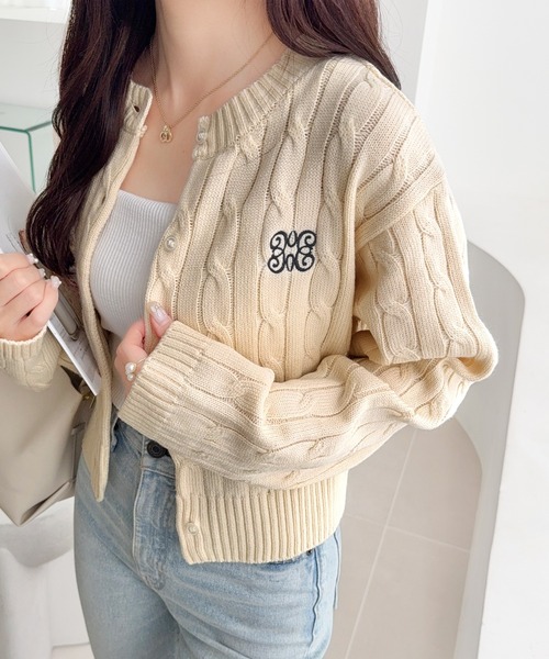 mily bilet(ミウィビレット)の「【mily bilet】ほんのり甘い新定番。胸刺繍ケーブル編みニットカーディガン(長袖)(カーディガン/ボレロ・レディース・バーガンディー/チャコールグレー/アイボリー・X-LARGE/SMALL/MEDIUM/LARGE)」の9枚目の写真