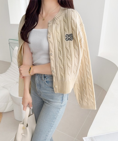 mily bilet(ミウィビレット)の「【mily bilet】ほんのり甘い新定番。胸刺繍ケーブル編みニットカーディガン(長袖)(カーディガン/ボレロ・レディース・バーガンディー/チャコールグレー/アイボリー・X-LARGE/SMALL/MEDIUM/LARGE)」の10枚目の写真