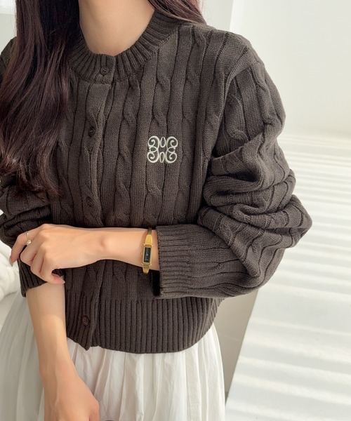 mily bilet(ミウィビレット)の「【mily bilet】ほんのり甘い新定番。胸刺繍ケーブル編みニットカーディガン(長袖)(カーディガン/ボレロ・レディース・バーガンディー/チャコールグレー/アイボリー・X-LARGE/SMALL/MEDIUM/LARGE)」の14枚目の写真